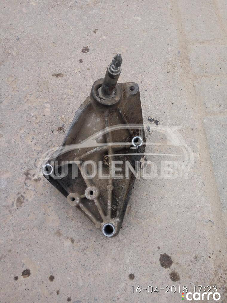 кронштейн коробки (балка кпп) Renault Laguna 2 поколение 2002г. - фото №1