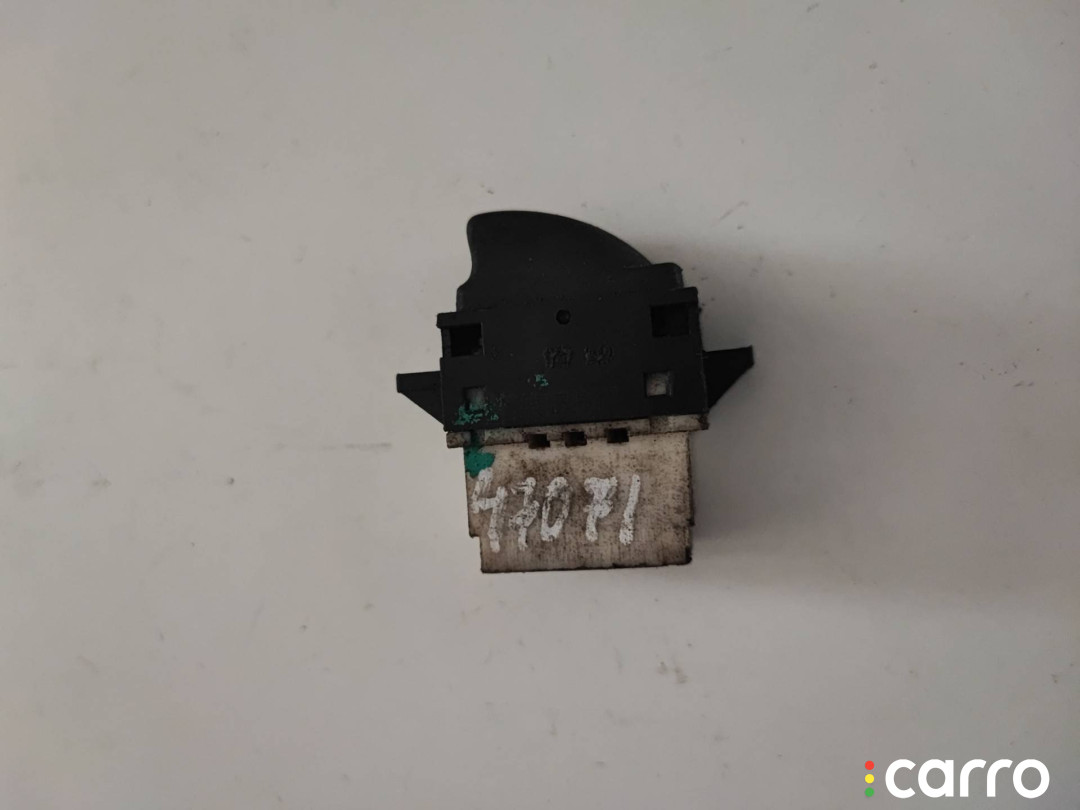 7700417484 кнопка стеклоподъемника двери передней правой Renault Laguna 1 поколение 1997г. - фото №3