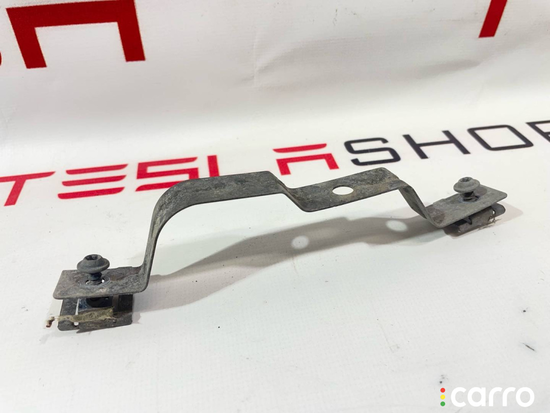 1104541-00-B Кронштейн крепления подкрылка переднего правого Tesla Model 3 2019г. - фото №1