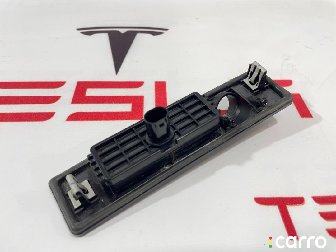 1095949-65-D, 1105486-00-E Кнопка открытия багажника Tesla Model 3 2019г. - фото №1