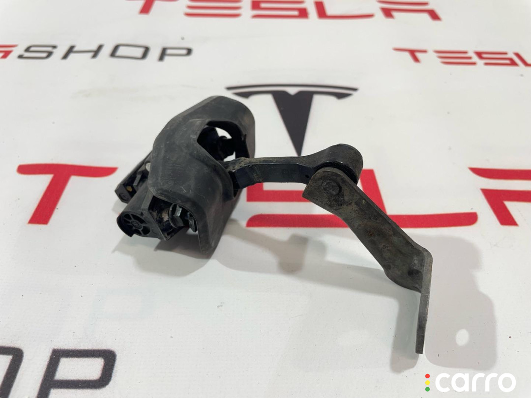 1089507-00-D, 19030, 9507-C Ограничитель открывания двери передней Tesla Model 3 2019г. - фото №1