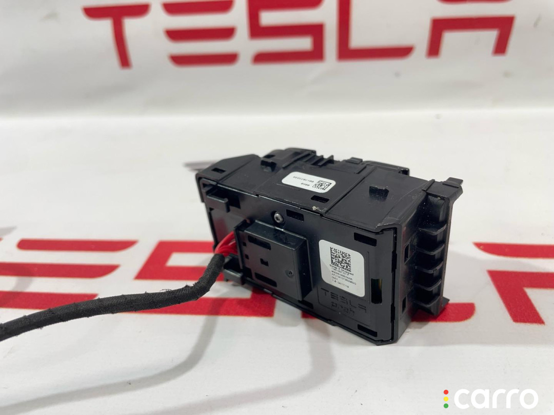 1081037-01-E блок управления стеклоподъемниками передней левой Tesla Model 3 2019г. - фото №3