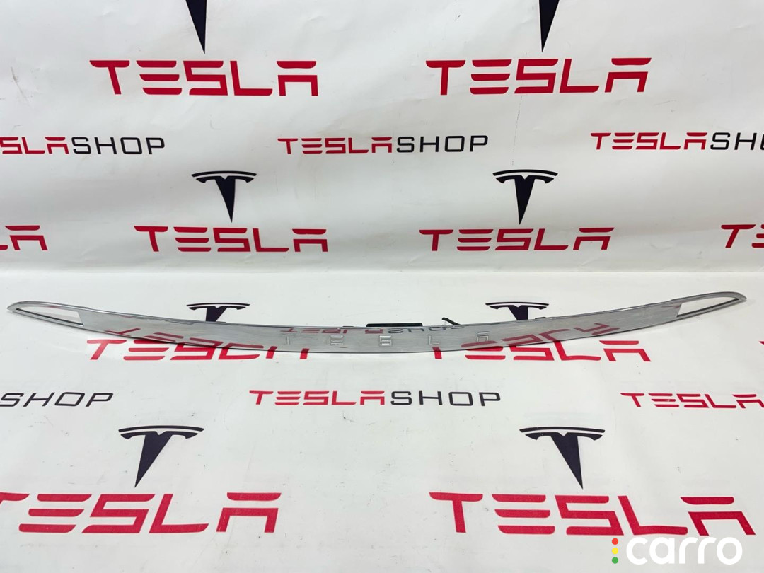 1008856-00-C, 1011685-00-C Молдинг крышки багажника Tesla Model S 2015г. - фото №2