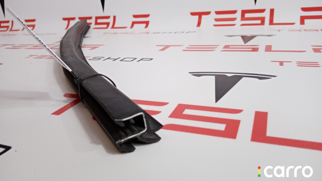 1038406-00-A уплотнитель передний правый Tesla Model S 2015г. - фото №2