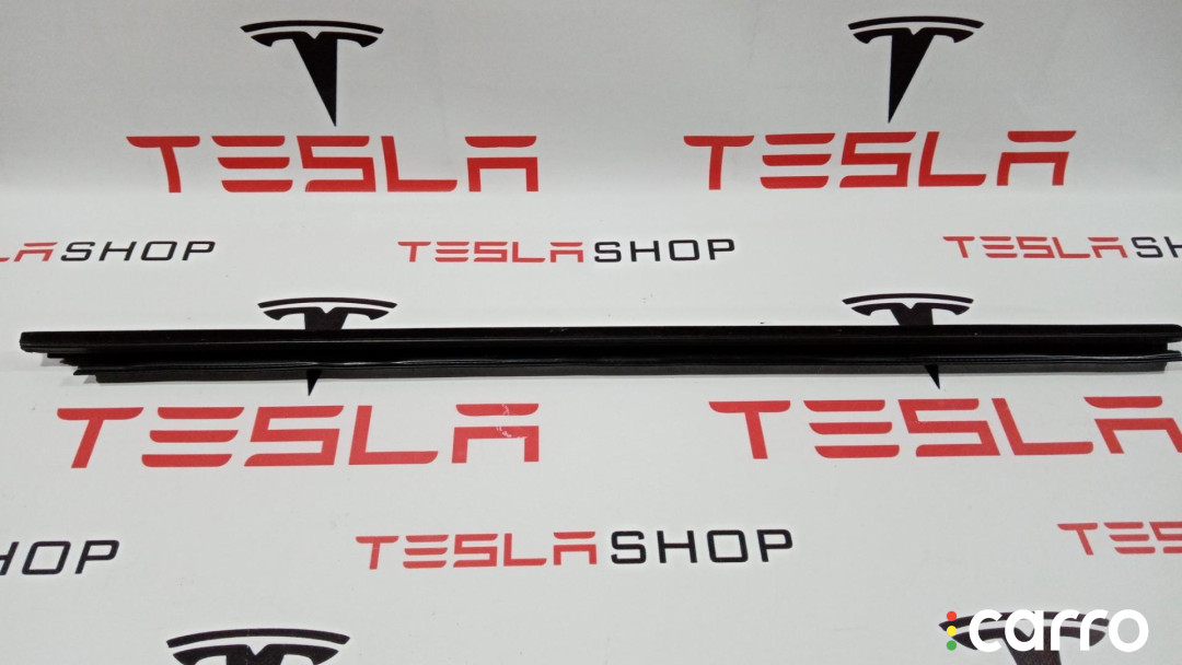 1038406-00-A уплотнитель передний левый Tesla Model S 2015г. - фото №1
