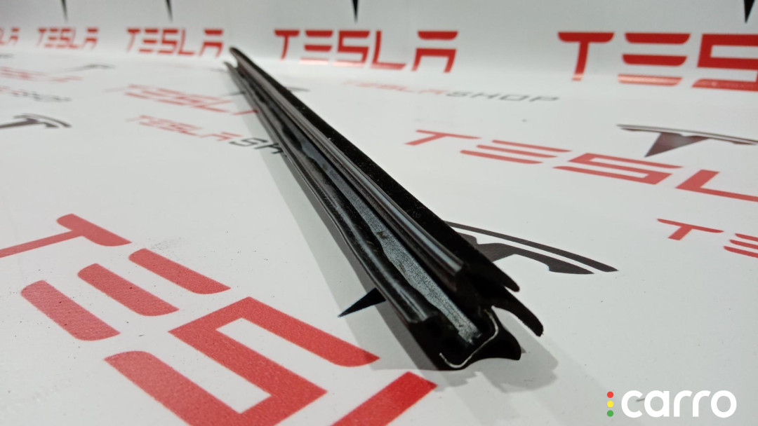1038406-00-A уплотнитель передний левый Tesla Model S 2015г. - фото №2