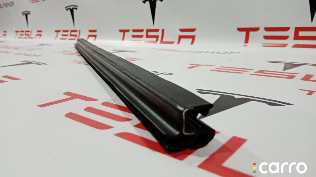 1038406-00-A уплотнитель передний левый Tesla Model S 2015г. - фото №3