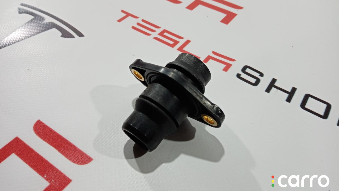 1105927-00-C Штуцер Tesla Model 3 2019г. - фото №1