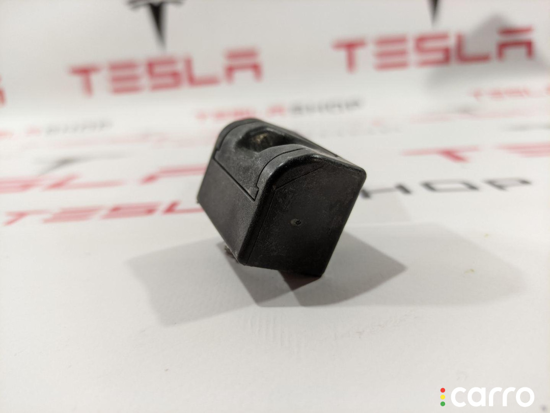 1008864-00-C Отбойник крышки багажника Tesla Model S 2012г. - фото №1