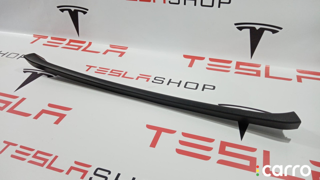 1009255-00-F Накладка крышки багажника Tesla Model S 2014г. - фото №1