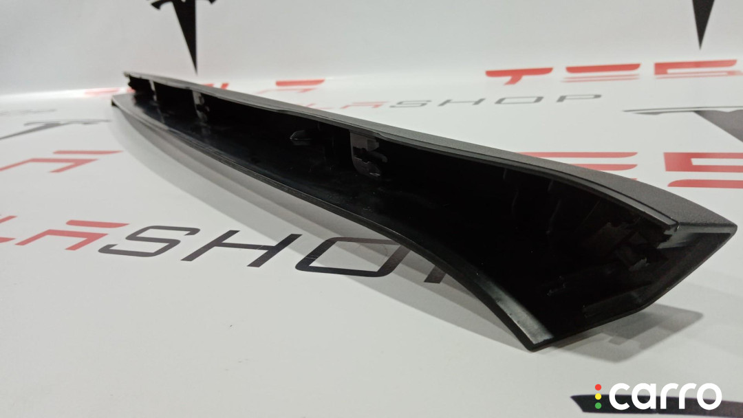 1009255-00-F Накладка крышки багажника Tesla Model S 2014г. - фото №3