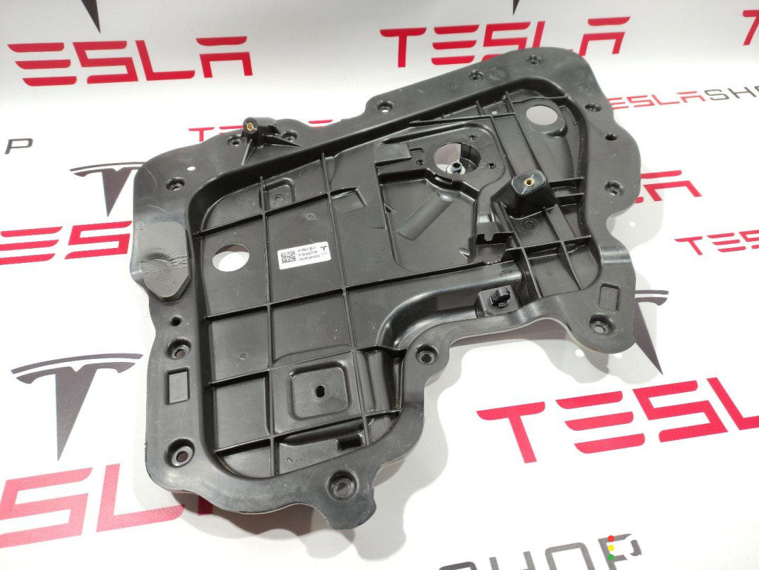 1096623-99-H Накладка двери внутренняя задняя правая Tesla Model 3 2020г. - фото №1