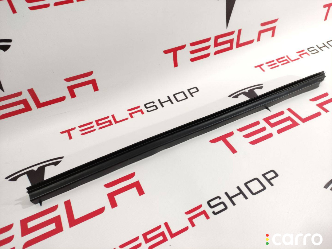 1038406-00-A уплотнитель передний правый Tesla Model S 2016г. - фото №1