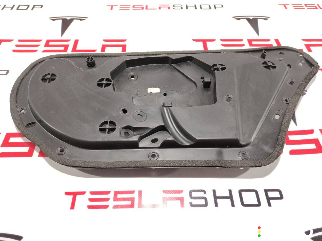 1046472-99-A Накладка двери внутренняя задняя левая Tesla Model X 2017г. - фото №1