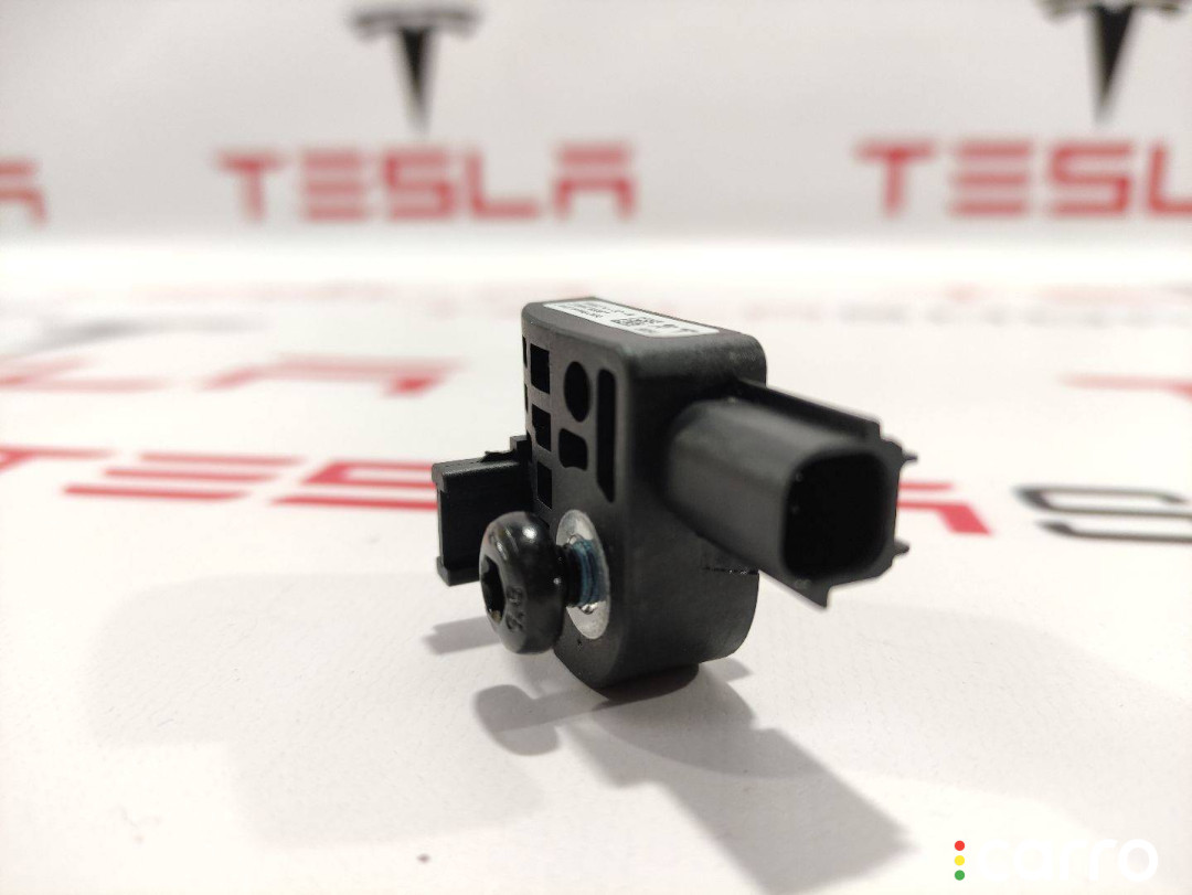 1005274-00-B датчик удара передний нижний Tesla Model S 2015г. - фото №1