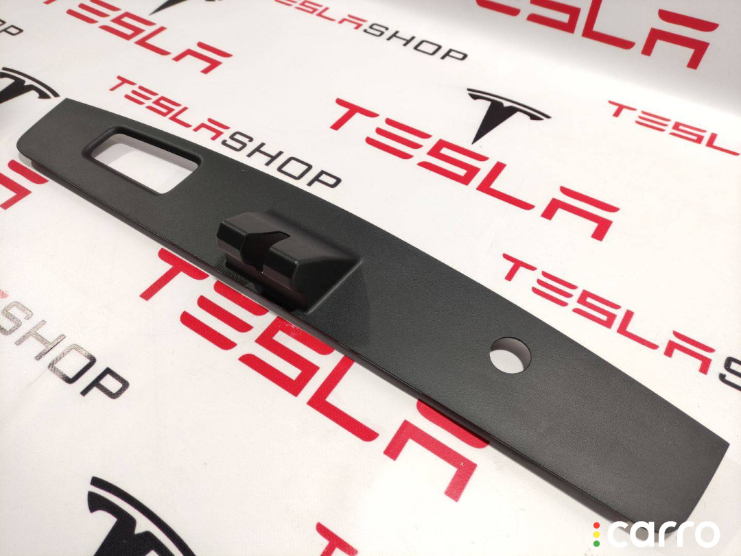 1037897-00-E Накладка крышки багажника Tesla Model X 2017г. - фото №1