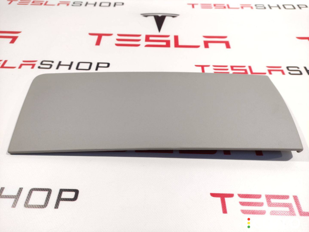 1003327-00-A, 1007018-09-C крышка бардачка Tesla Model S 2015г. - фото №1