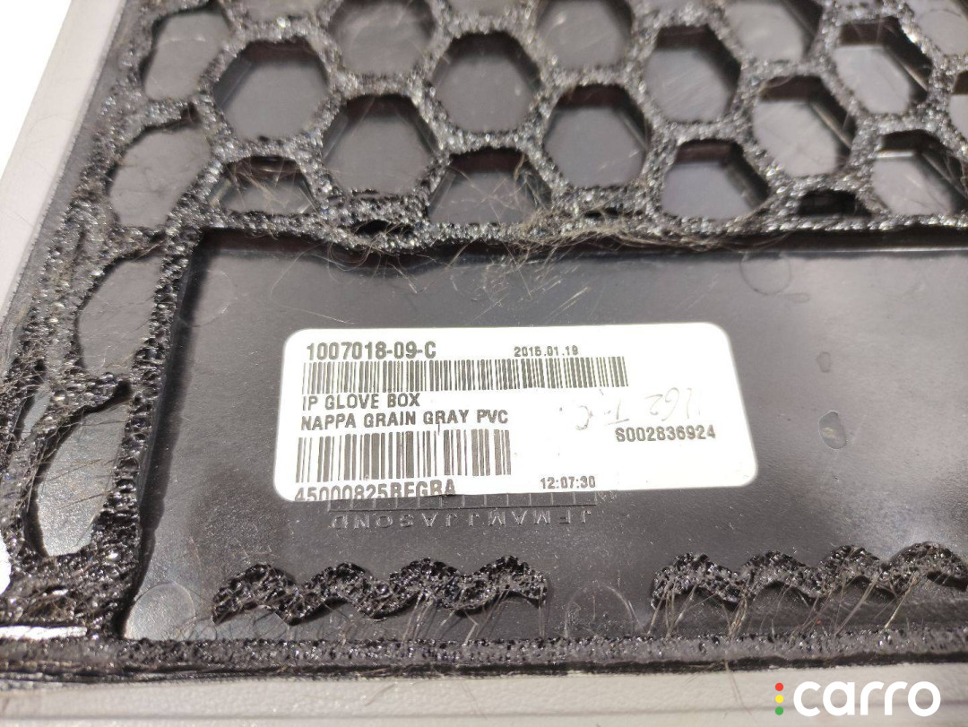 1003327-00-A, 1007018-09-C крышка бардачка Tesla Model S 2015г. - фото №2