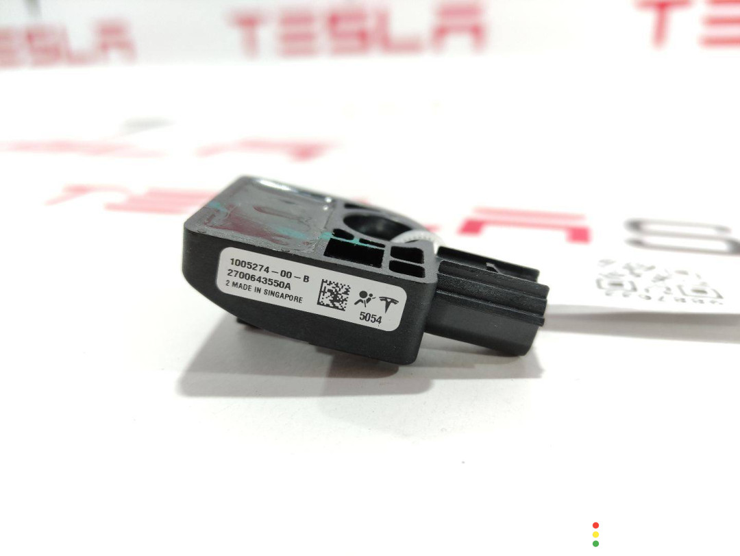 1005274-00-B датчик удара передний нижний Tesla Model S 2015г. - фото №1