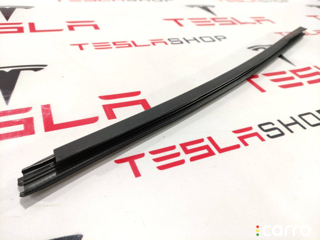 1038406-00-A уплотнитель передний правый Tesla Model S 2015г. - фото №1