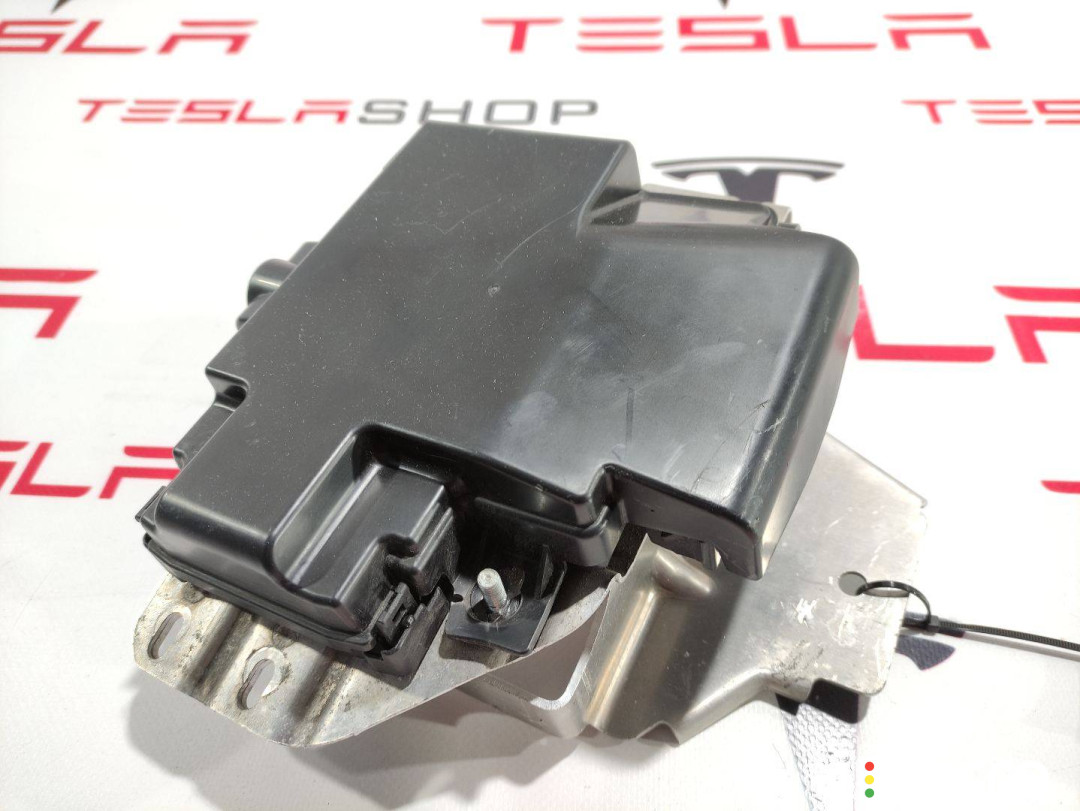 1013272-00-F, 1013274-02-C Блок предохранителей передний Tesla Model S 2015г. - фото №4