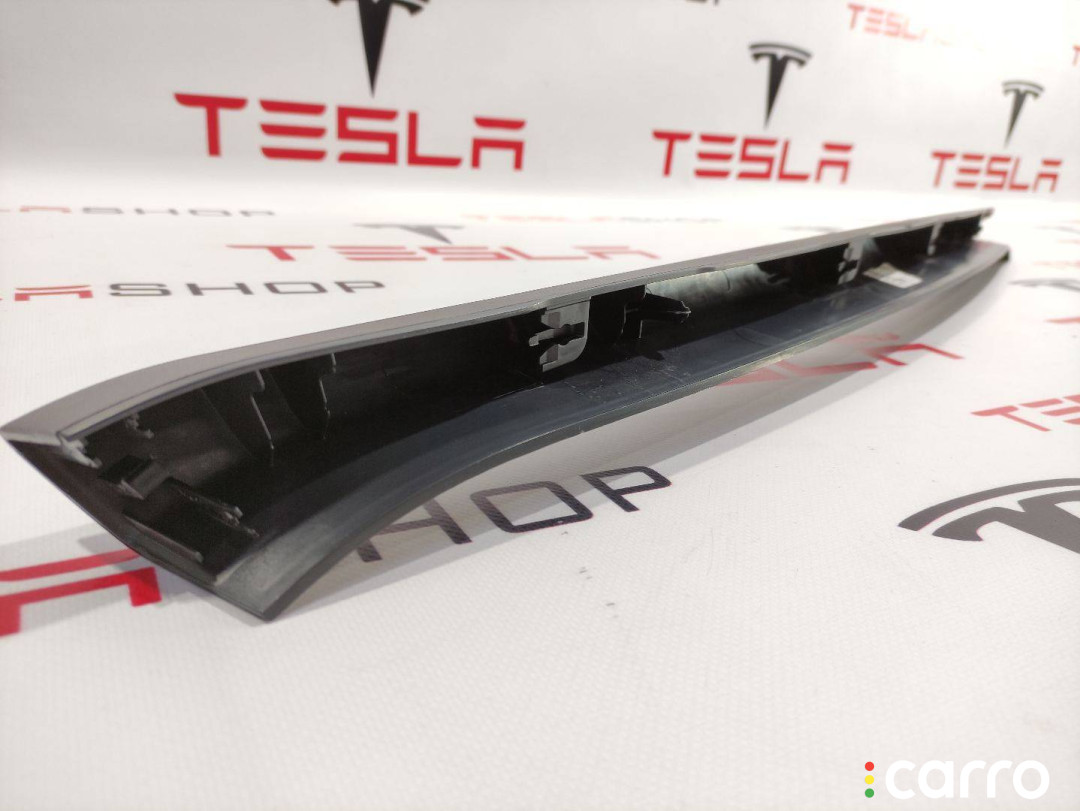 1009236-00-H Накладка крышки багажника Tesla Model S 2018г. - фото №4