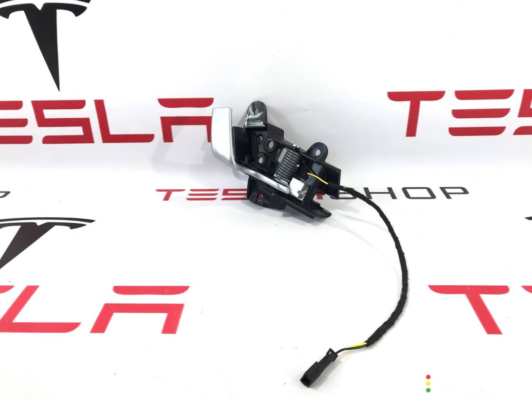 1008433-00-E, 1007940-00-G ручка внутренняя двери передней правой Tesla Model S 2017г. - фото №1