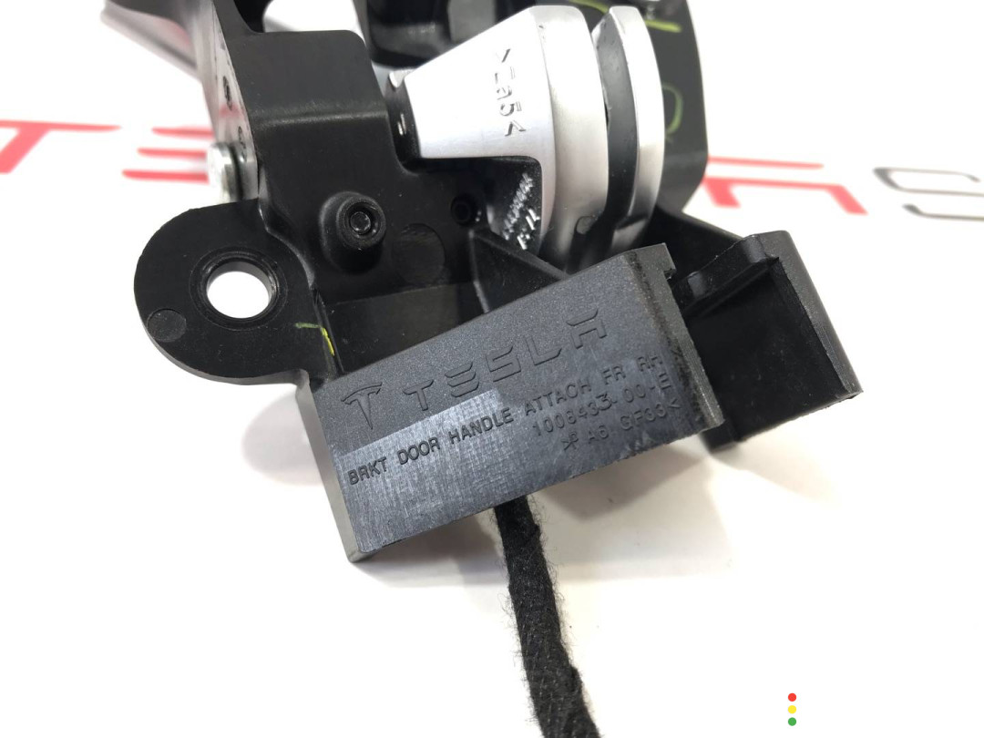 1008433-00-E, 1007940-00-G ручка внутренняя двери передней правой Tesla Model S 2017г. - фото №5
