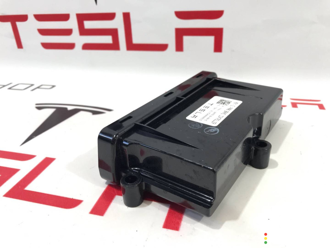 1007618-00-E ЭБУ электронного стояночного тормоза Tesla Model X 2017г. - фото №2