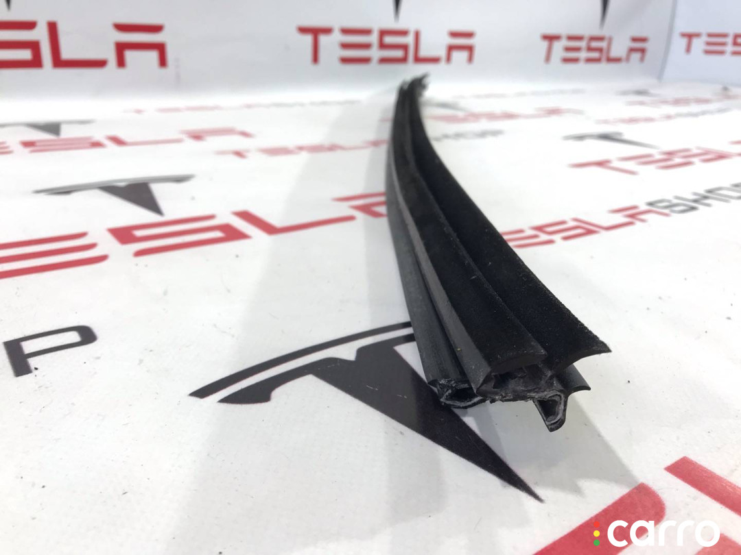 1483694-00-A, 103218000C уплотнитель задний правый Tesla Model X 2017г. - фото №2