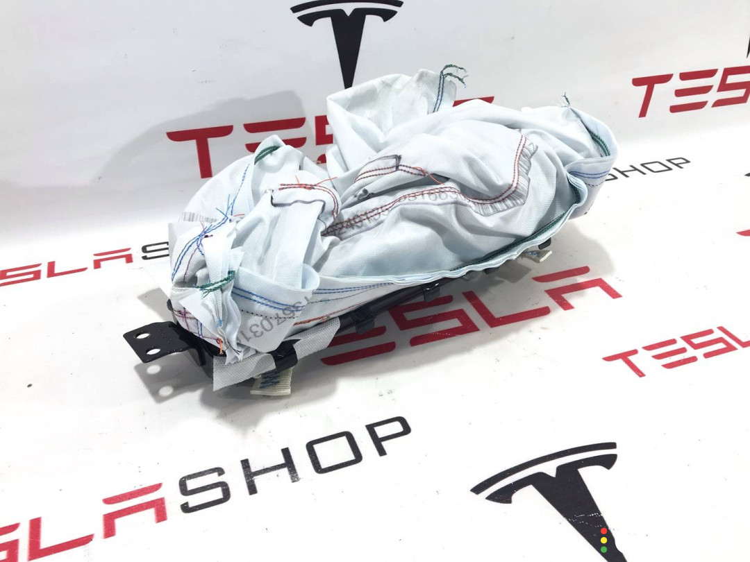1143753-00-A, 1077825-00-D Подушка безопасности коленная Tesla Model S 2-й рест 2021г. - фото №1