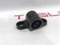 1008863-00-C, 14858 Упор крышки багажника левый Tesla Model S 2017г. - фото №2