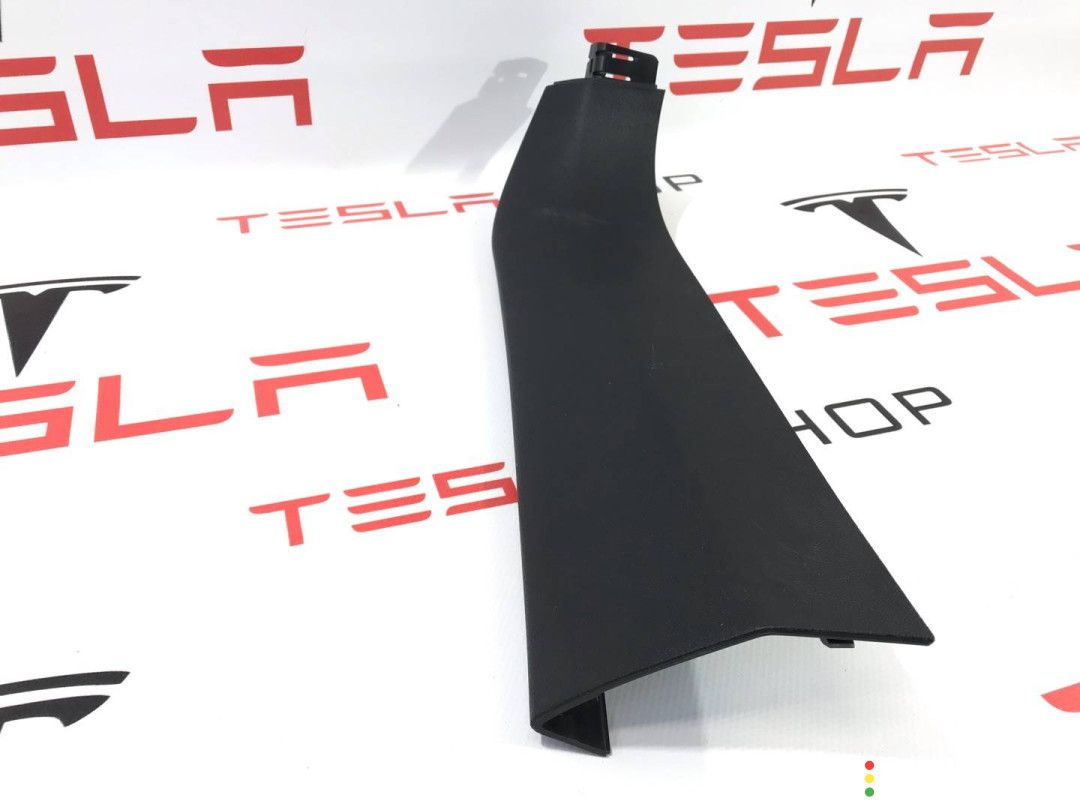 1009254-00-G, 1009235-00-I Накладка крышки багажника Tesla Model S 2017г. - фото №1