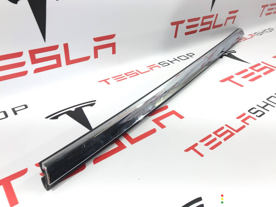 1095786-00-C молдинг двери передней левой Tesla Model S 2017г. - фото №1
