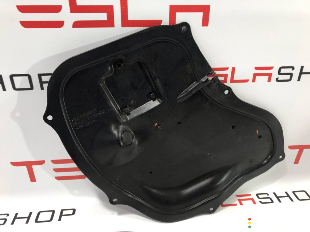 1037847-00-D, 1002458-00-G Накладка двери внутренняя передняя левая Tesla Model S 2017г. - фото №1