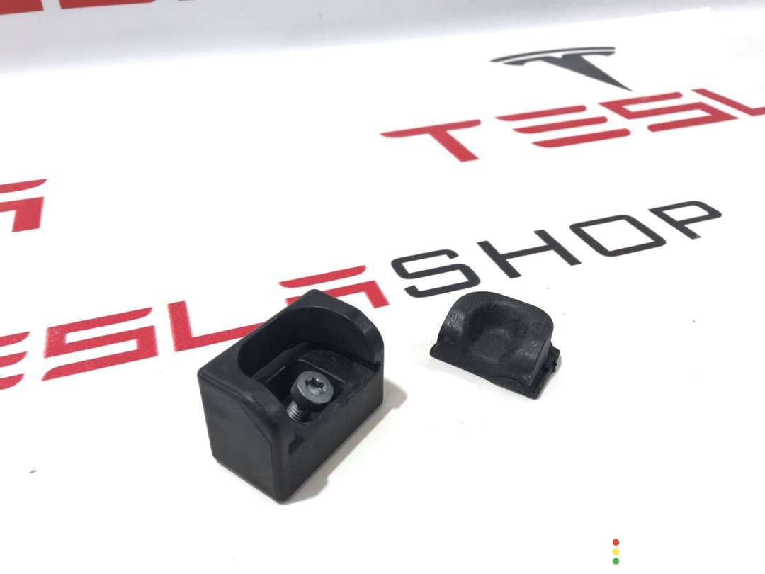 1008866-00-B Отбойник крышки багажника Tesla Model S 2015г. - фото №1