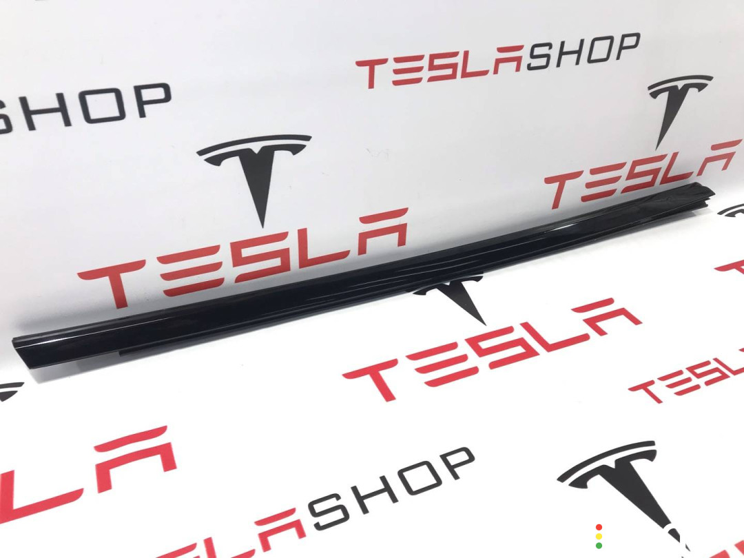 1600172-00-A молдинг двери передней правой Tesla Model S 2-й рест 2021г. - фото №1
