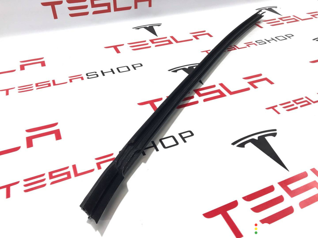1032179-00-C, 1483693-00-A уплотнитель задний левый Tesla Model X 2017г. - фото №1