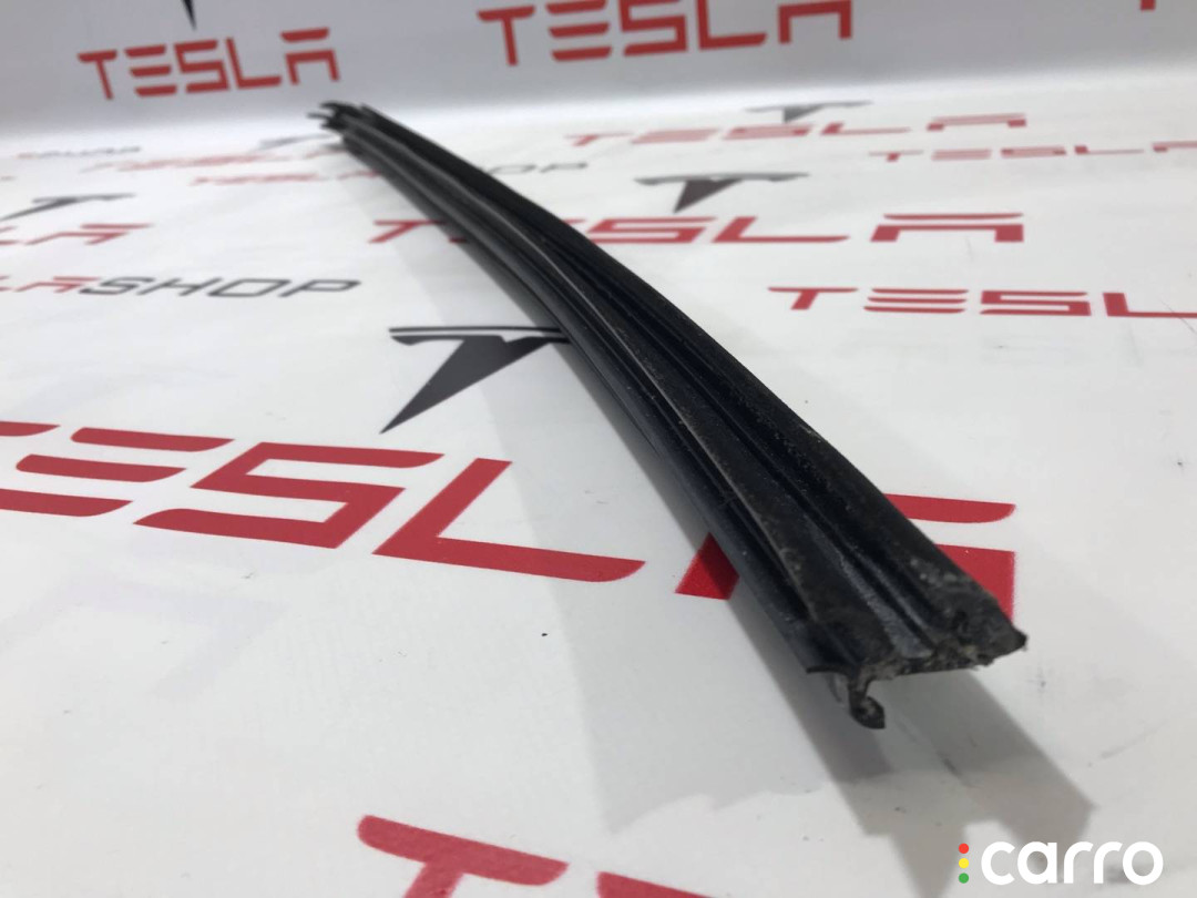 1032179-00-C, 1483693-00-A уплотнитель задний левый Tesla Model X 2017г. - фото №3