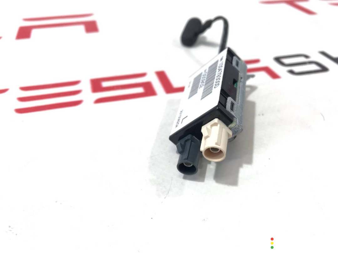 1004793-00-C усилитель антенны Tesla Model S 2017г. - фото №2