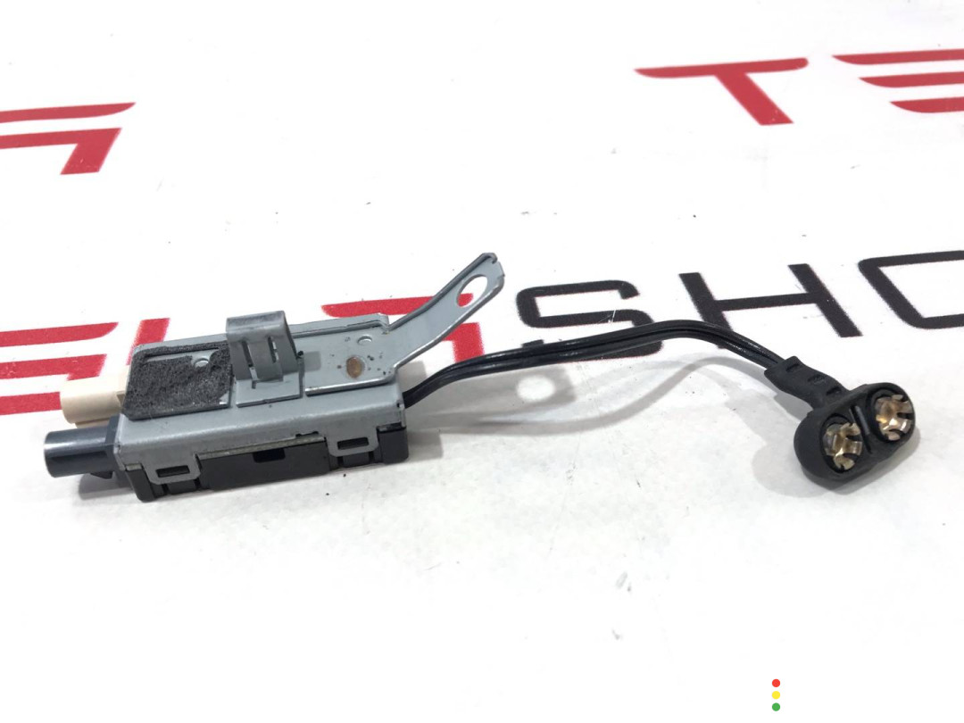 1004793-00-C усилитель антенны Tesla Model S 2017г. - фото №3