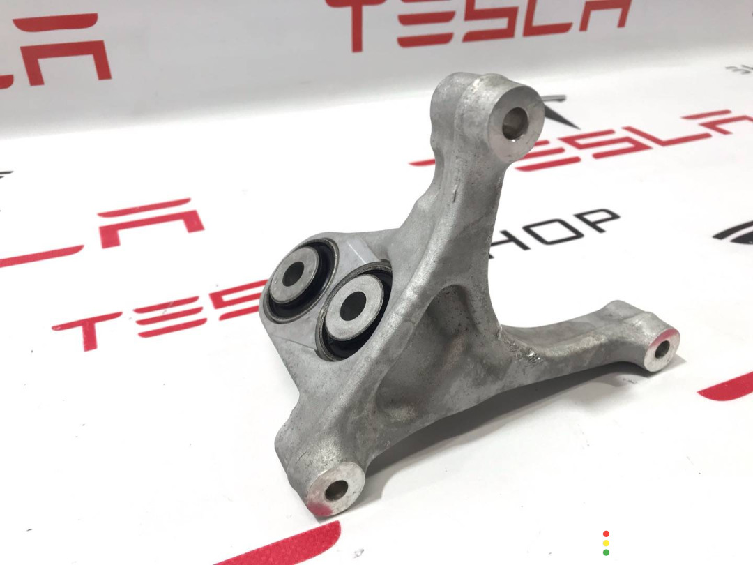 103530000E, 1035000-01-J, 1055368-00-G кронштейн двигателя левый Tesla Model S 2015г. - фото №2