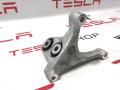 103530000E, 1035000-01-J, 1055368-00-G кронштейн двигателя левый Tesla Model S 2015г. - фото №2