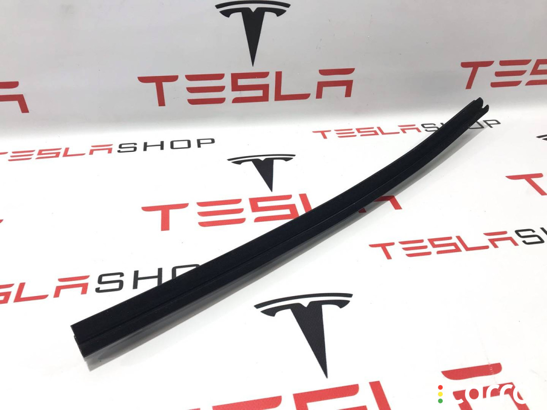 1038406-00-A уплотнитель передний правый Tesla Model S 2015г. - фото №1