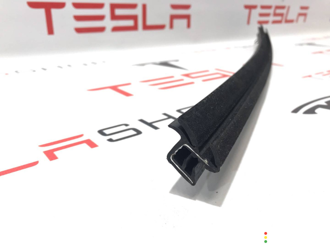 1038406-00-A уплотнитель передний правый Tesla Model S 2015г. - фото №2