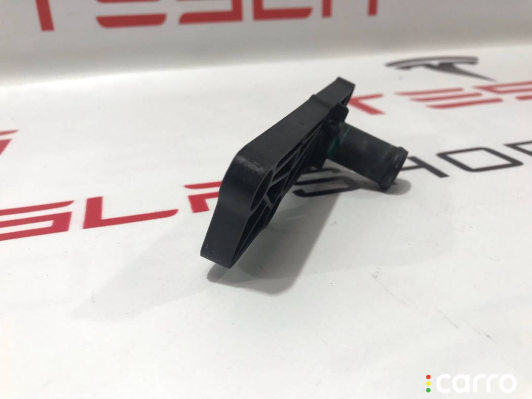 1037000-00-F, 1134783-00-J, 1038470-00-C Штуцер Tesla Model S 2015г. - фото №2