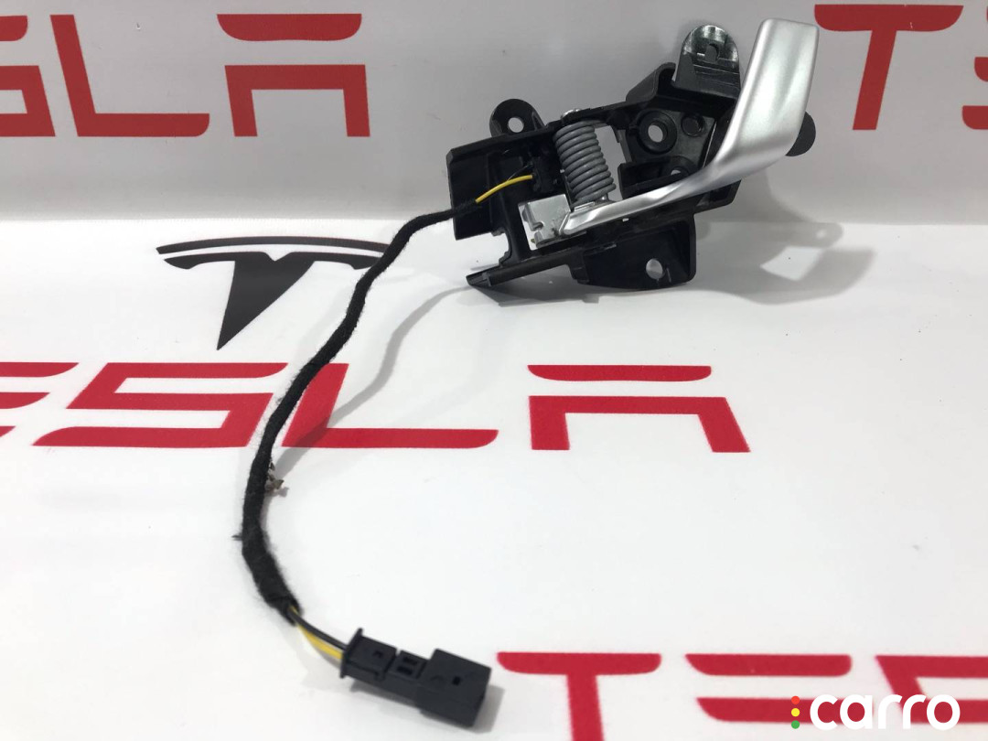 1008436-00-E, 1002973-00-G ручка внутренняя двери передней левой Tesla Model S 2015г. - фото №1