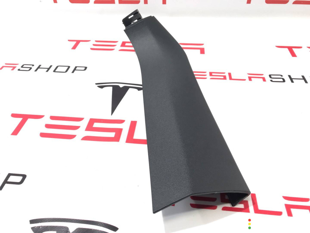 1009234-00-I, 1009252-00-G Накладка крышки багажника Tesla Model S 2013г. - фото №1