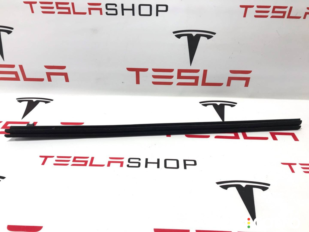 1038405-00-A уплотнитель передний левый Tesla Model S 2013г. - фото №1