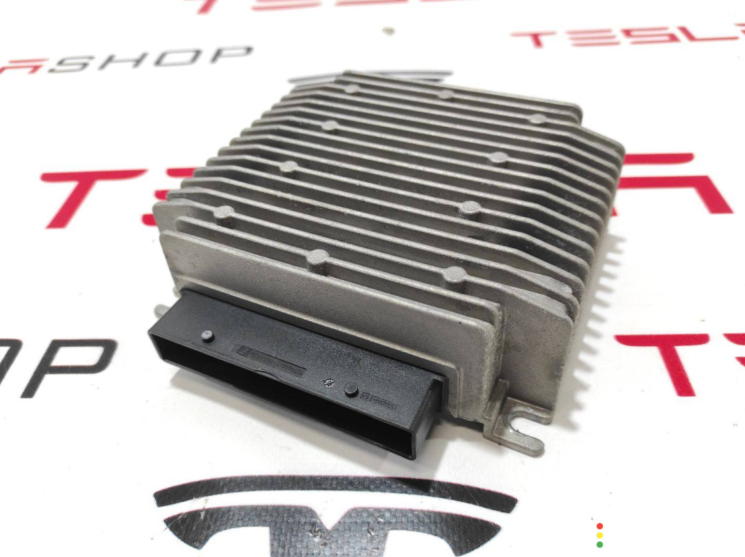 1000350-001-09, 1004833-10-A Усилитель аудио PREMIUM Tesla Model S 2013г. - фото №1